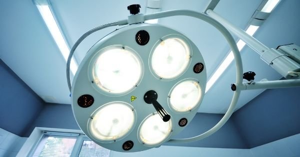 Instalación adecuada del sistema de iluminación quirúrgica