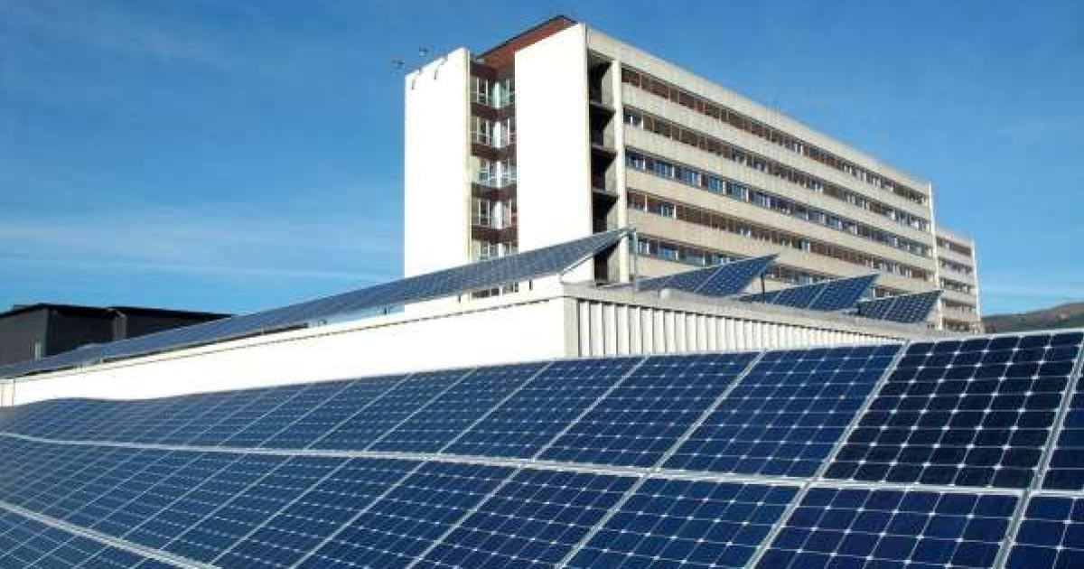 Paneles solares en centros de salud una solución eco-amigable